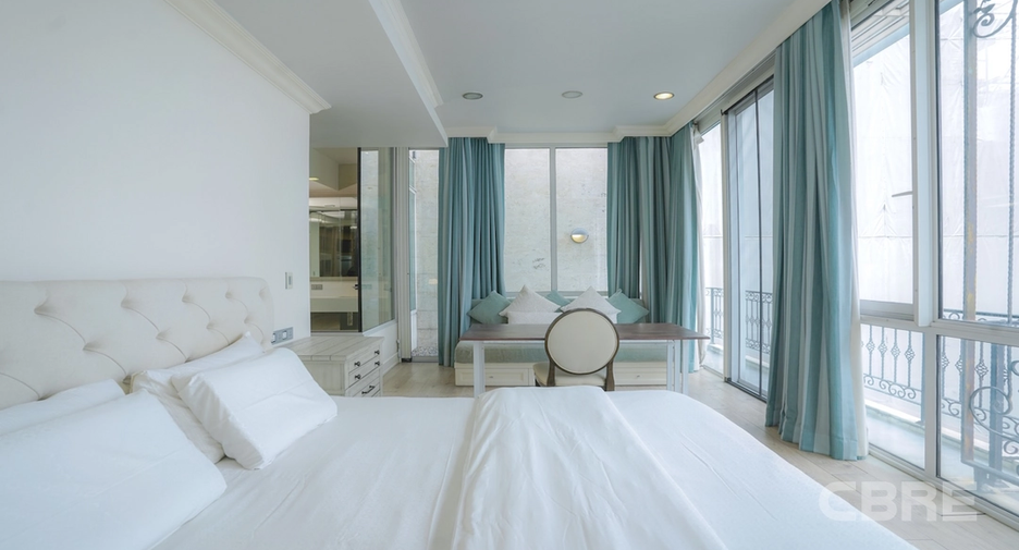For sale 3 bedrooms townhouse in Watthana, Bangkok