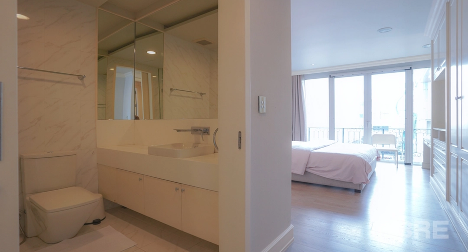 For sale 3 bedrooms townhouse in Watthana, Bangkok