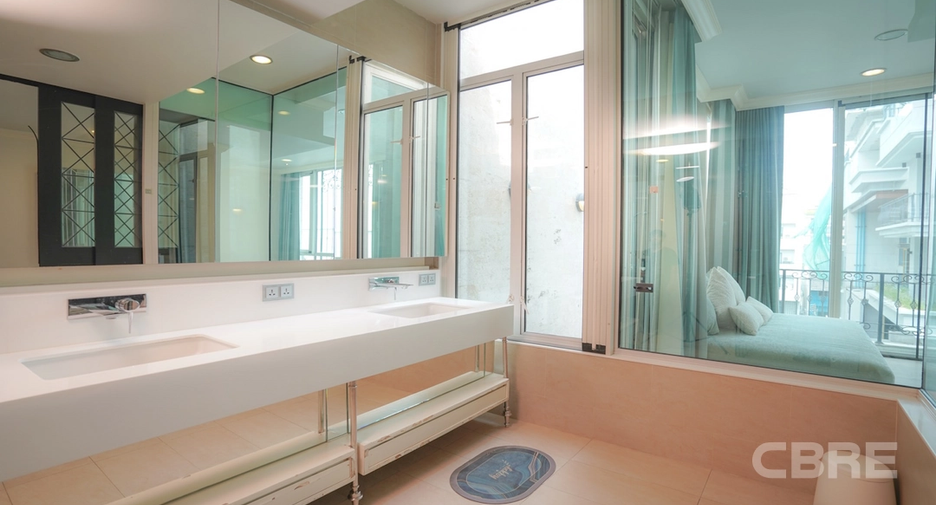 For sale 3 bedrooms townhouse in Watthana, Bangkok