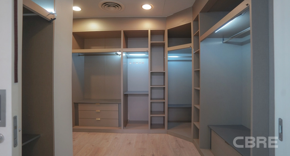 For sale 3 bedrooms townhouse in Watthana, Bangkok