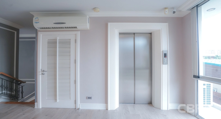 For sale 3 bedrooms townhouse in Watthana, Bangkok