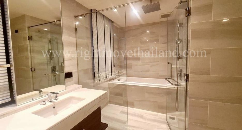 For rent 4 bedrooms townhouse in Watthana, Bangkok