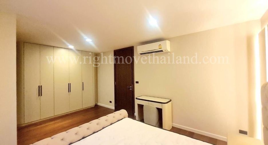 For rent 4 bedrooms townhouse in Watthana, Bangkok