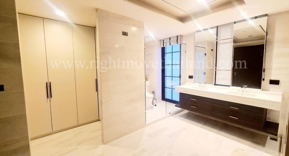 For rent 4 bedrooms townhouse in Watthana, Bangkok