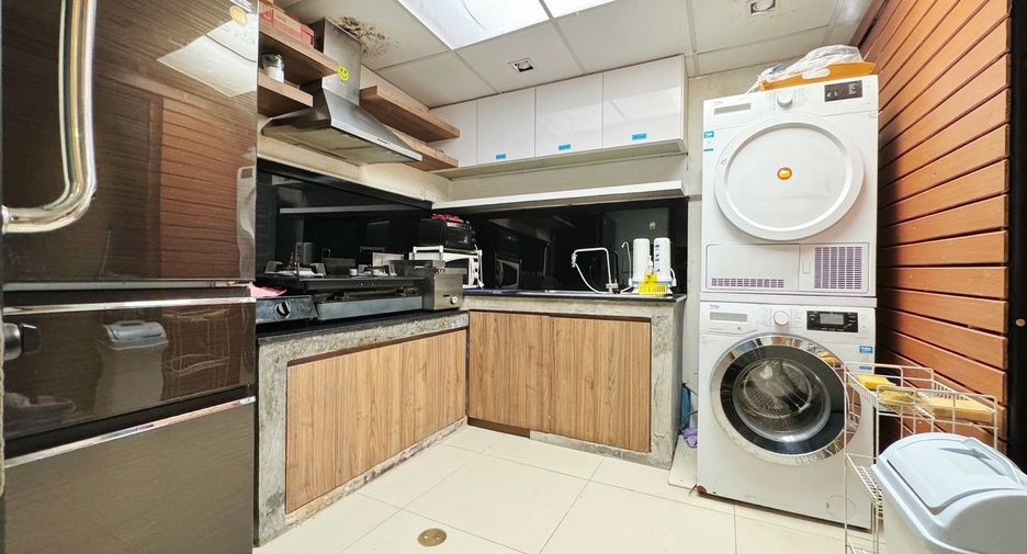 For sale 6 bedrooms retail Space in Don Mueang, Bangkok