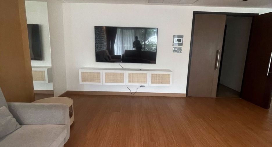 For rent 4 bedrooms condo in Khlong Toei, Bangkok