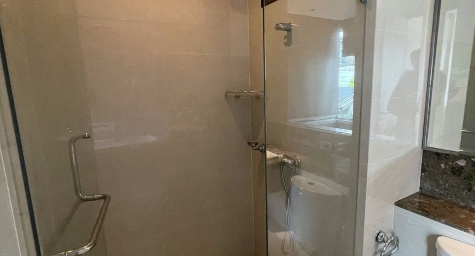For rent 4 bedrooms condo in Khlong Toei, Bangkok