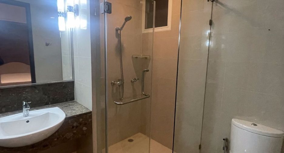 For rent 4 bedrooms condo in Khlong Toei, Bangkok
