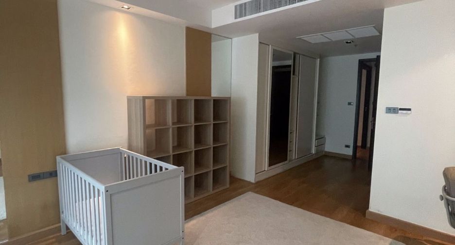 For rent 4 bedrooms condo in Khlong Toei, Bangkok