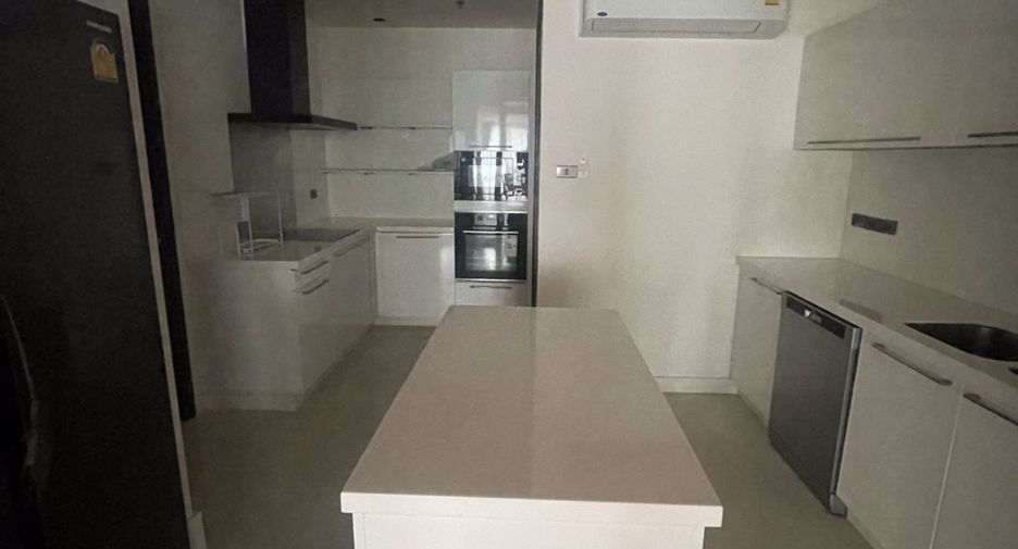 For rent 4 bedrooms condo in Khlong Toei, Bangkok