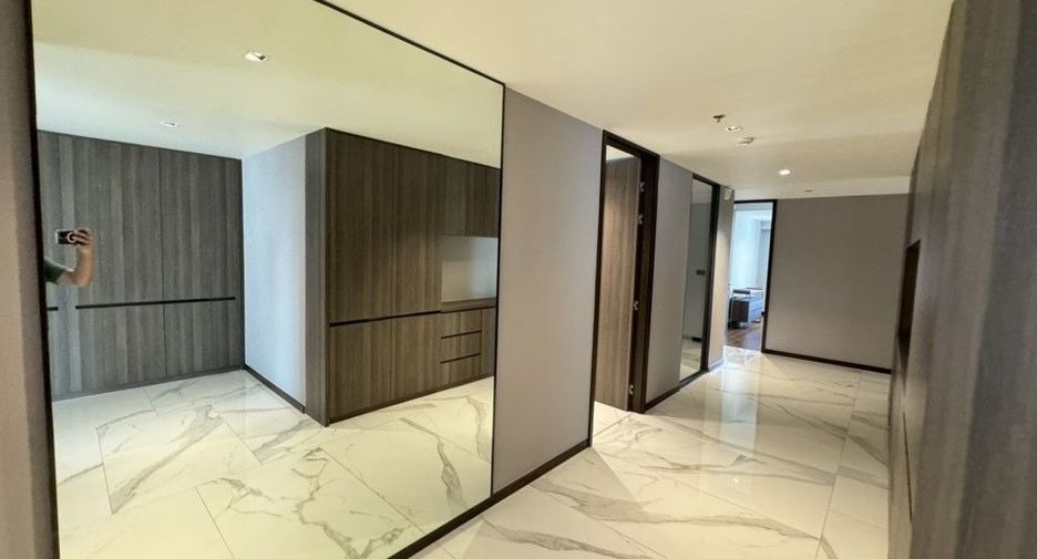 For rent 3 bedrooms condo in Khlong Toei, Bangkok