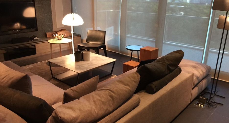 For rent 2 bedrooms condo in Pathum Wan, Bangkok