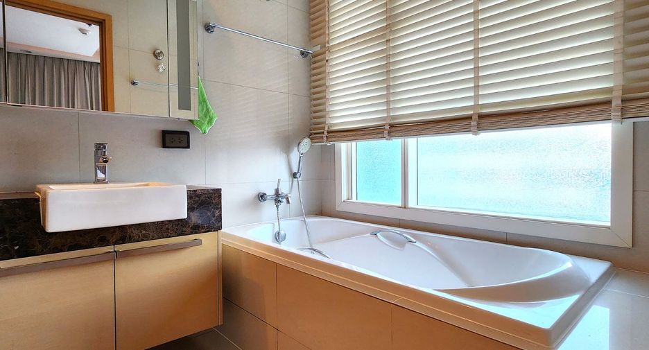 For sale 2 bedrooms condo in Khlong Toei, Bangkok
