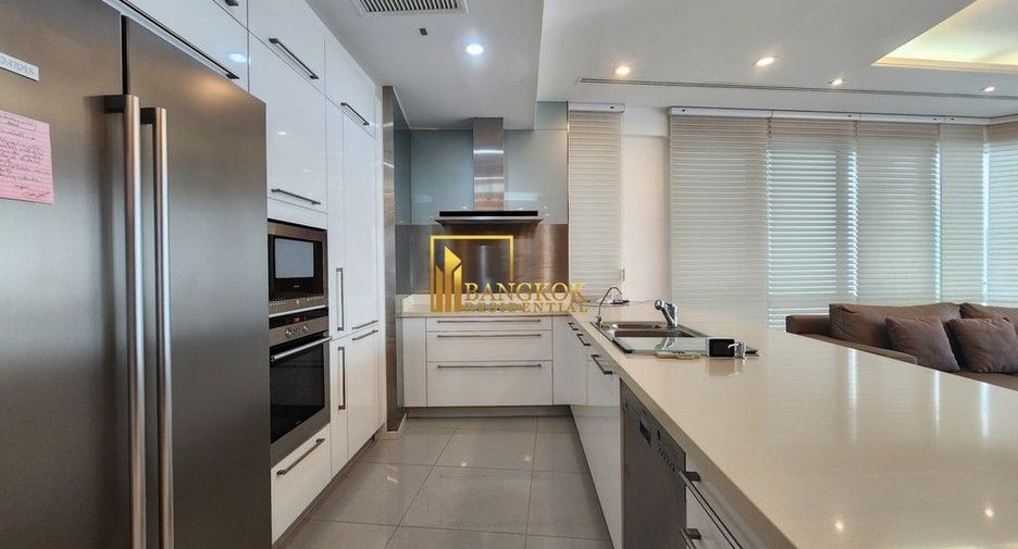 For rent 2 bedrooms condo in Pathum Wan, Bangkok