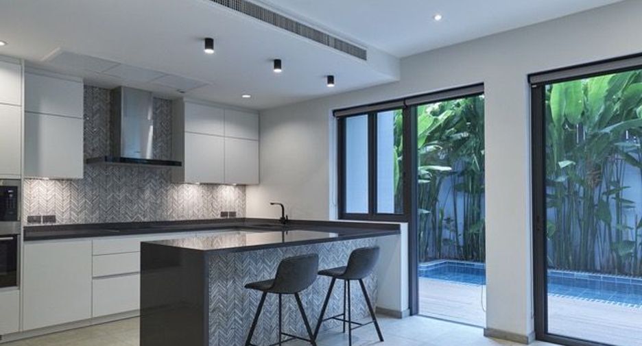 Casa en alquiler de 4 habitaciones en Khlong Toei, Bangkok
