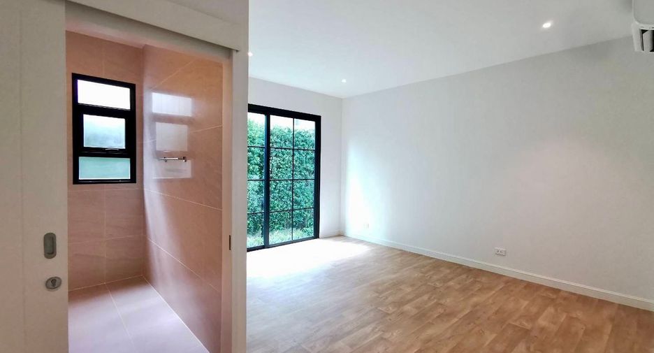 For sale 4 bedrooms house in Saphan Sung, Bangkok