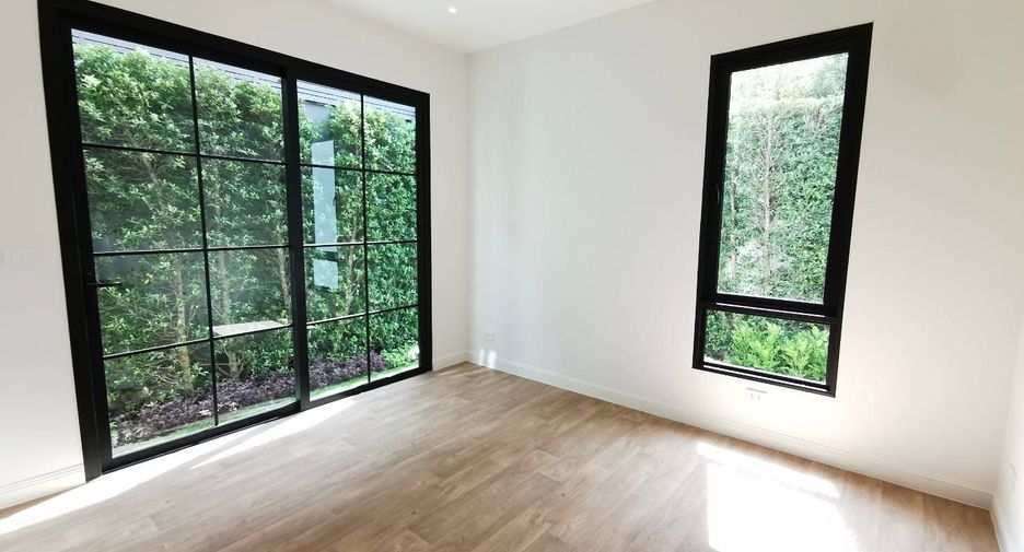 For sale 4 bedrooms house in Saphan Sung, Bangkok