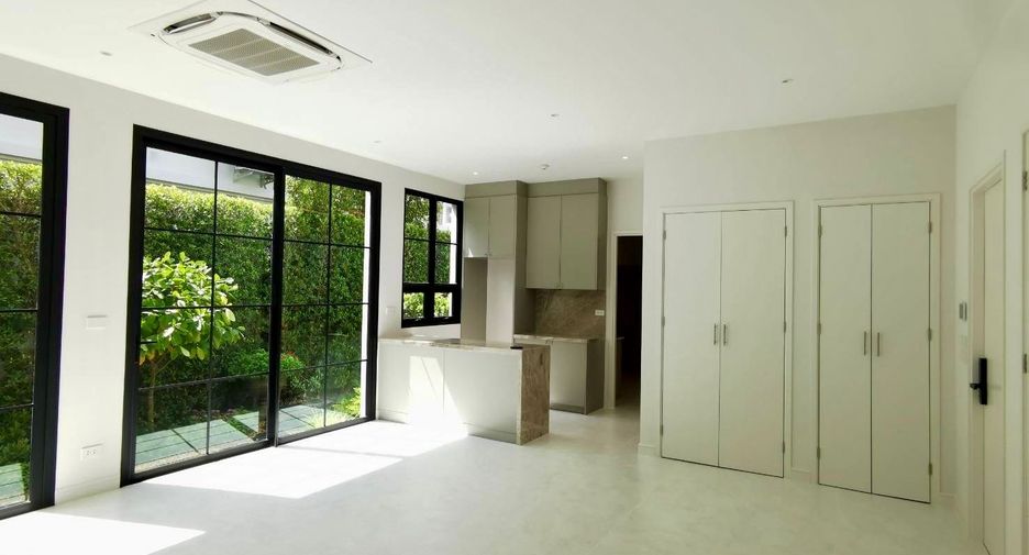 For sale 4 bedrooms house in Saphan Sung, Bangkok