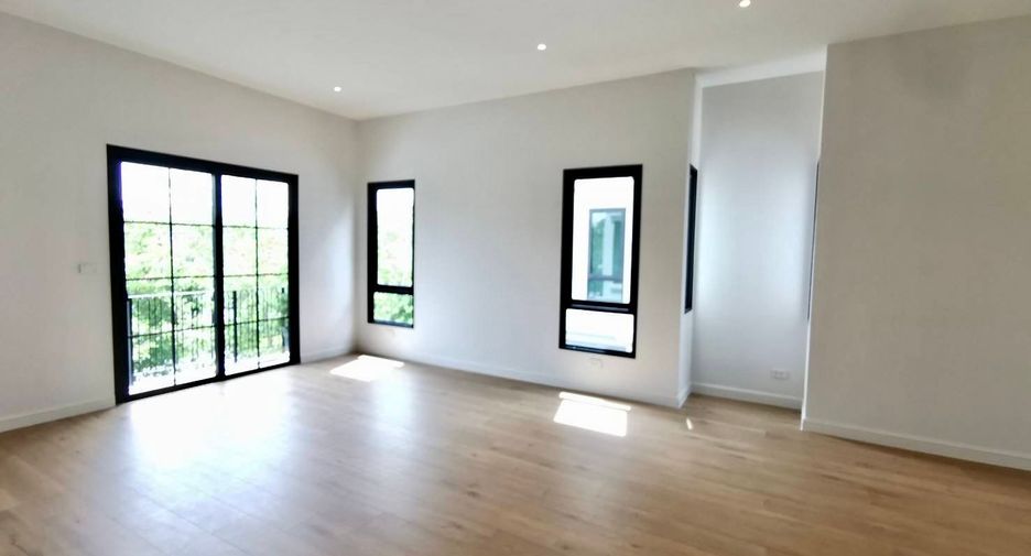 For sale 4 bedrooms house in Saphan Sung, Bangkok