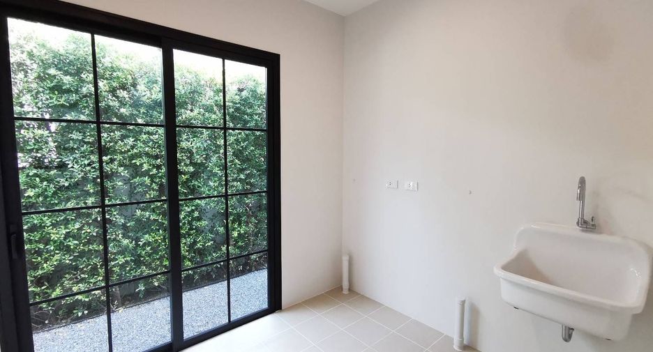 For sale 4 bedrooms house in Saphan Sung, Bangkok
