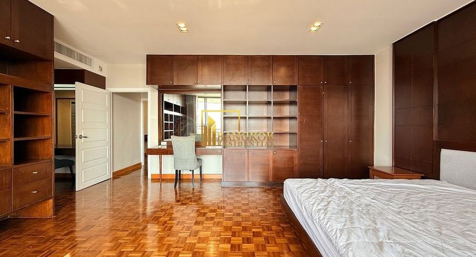 For rent 3 bedrooms condo in Yan Nawa, Bangkok