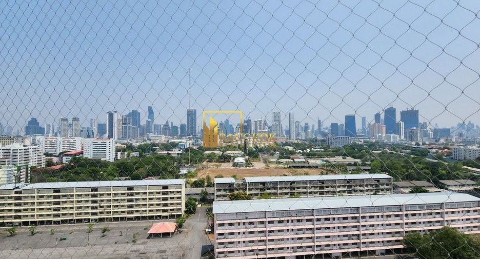 For rent 3 bedrooms condo in Yan Nawa, Bangkok