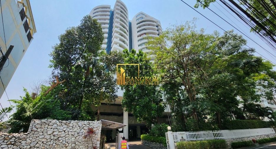 For rent 3 bedrooms condo in Yan Nawa, Bangkok