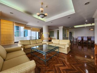 For rent 3 bedrooms condo in Yan Nawa, Bangkok
