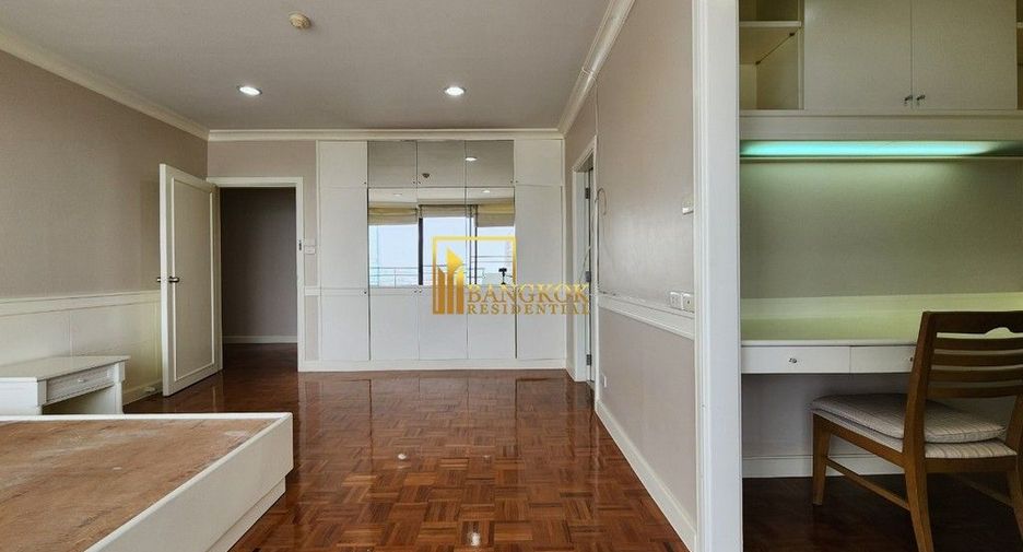 For rent 3 bedrooms condo in Yan Nawa, Bangkok