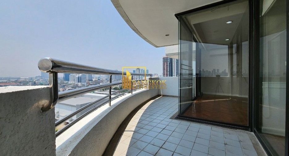 For rent 3 bedrooms condo in Yan Nawa, Bangkok