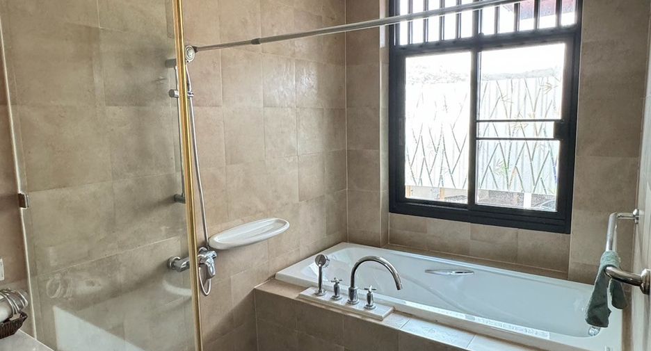 For sale 5 ベッドルーム house in Si Racha, Chonburi