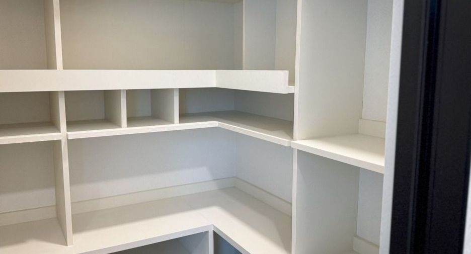 Haus zur Miete und zum Kauf mit 4 Zimmer in Saphan Sung, Bangkok