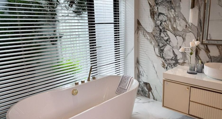 Haus zur Miete und zum Kauf mit 4 Zimmer in Saphan Sung, Bangkok