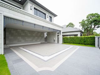 For sale 4 Beds house in Bang Kapi, Bangkok
