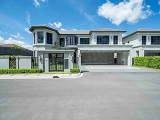 For sale 4 Beds house in Bang Kapi, Bangkok