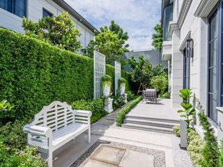 For sale 5 Beds house in Bang Kapi, Bangkok