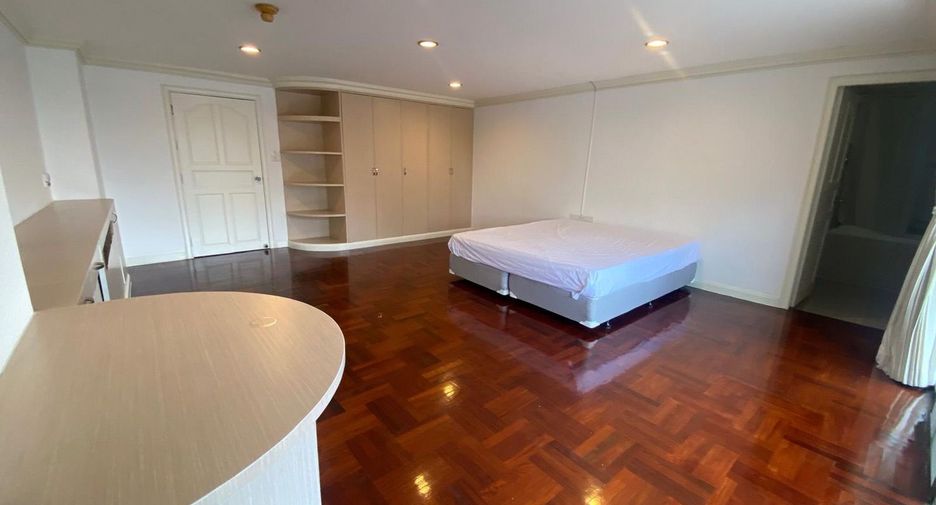 For rent 3 bedrooms serviced apartment in Khlong Toei, Bangkok