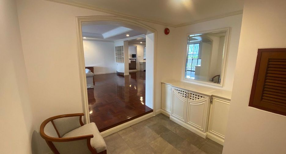 For rent 3 bedrooms serviced apartment in Khlong Toei, Bangkok