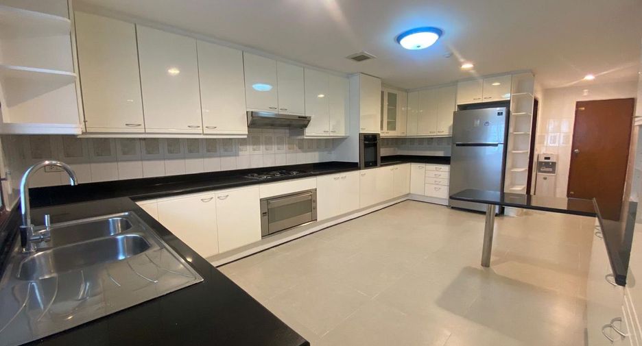 For rent 3 bedrooms serviced apartment in Khlong Toei, Bangkok