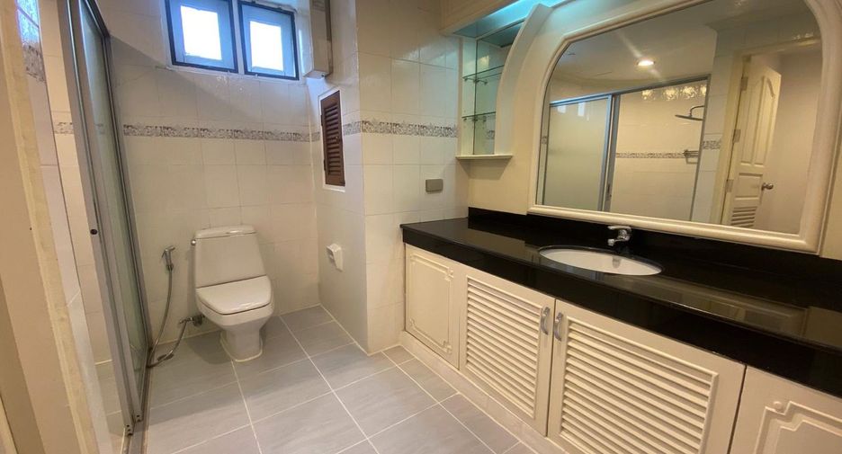 For rent 3 bedrooms serviced apartment in Khlong Toei, Bangkok