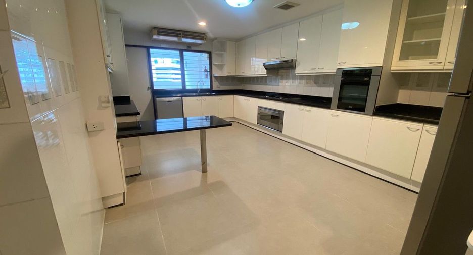 For rent 3 bedrooms serviced apartment in Khlong Toei, Bangkok