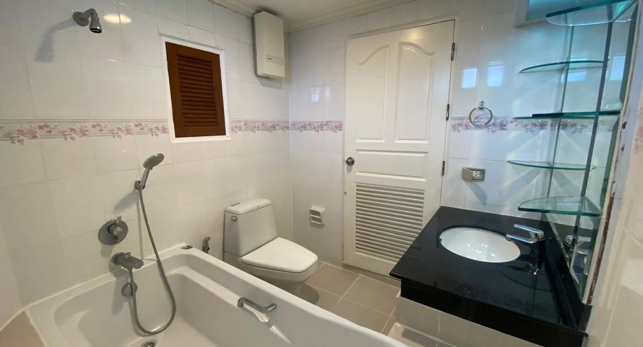 For rent 3 bedrooms serviced apartment in Khlong Toei, Bangkok