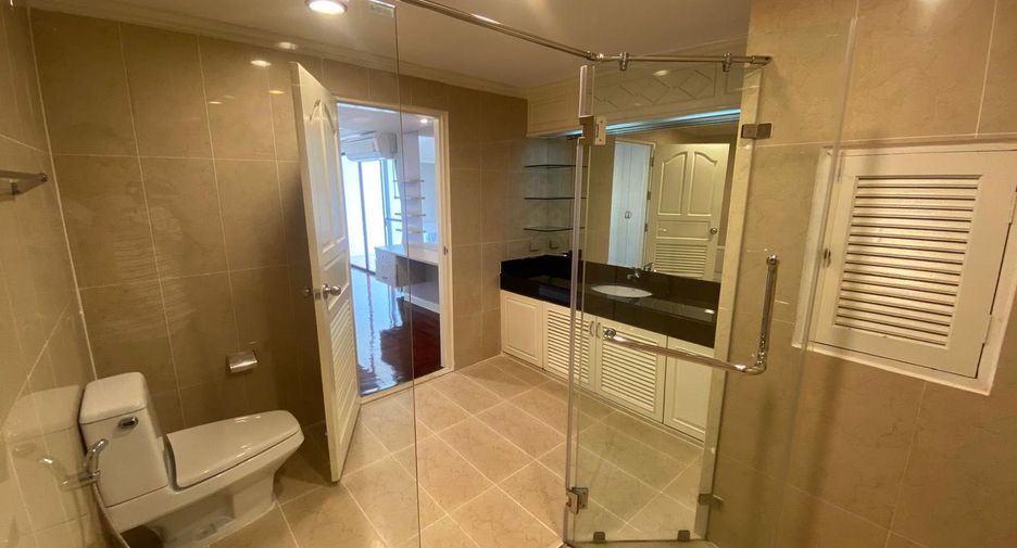 For rent 3 bedrooms serviced apartment in Khlong Toei, Bangkok