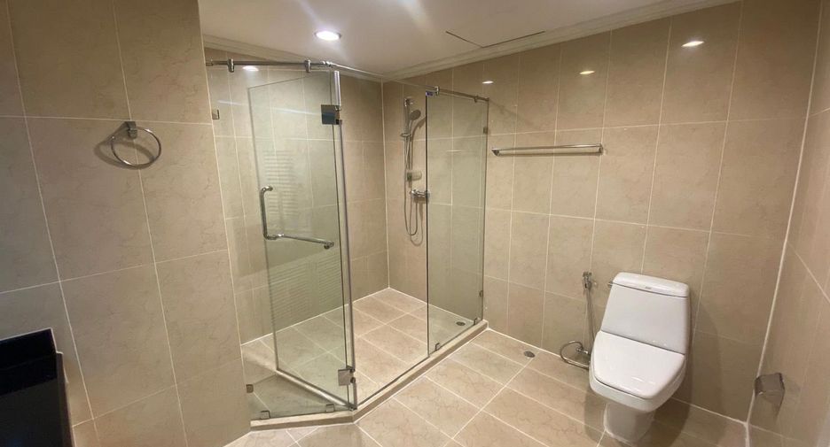 For rent 3 bedrooms serviced apartment in Khlong Toei, Bangkok