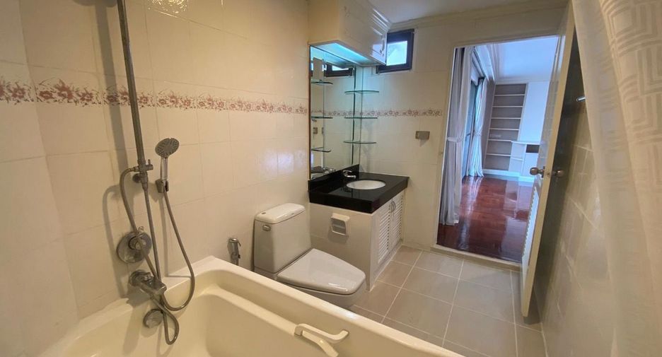 For rent 3 bedrooms serviced apartment in Khlong Toei, Bangkok