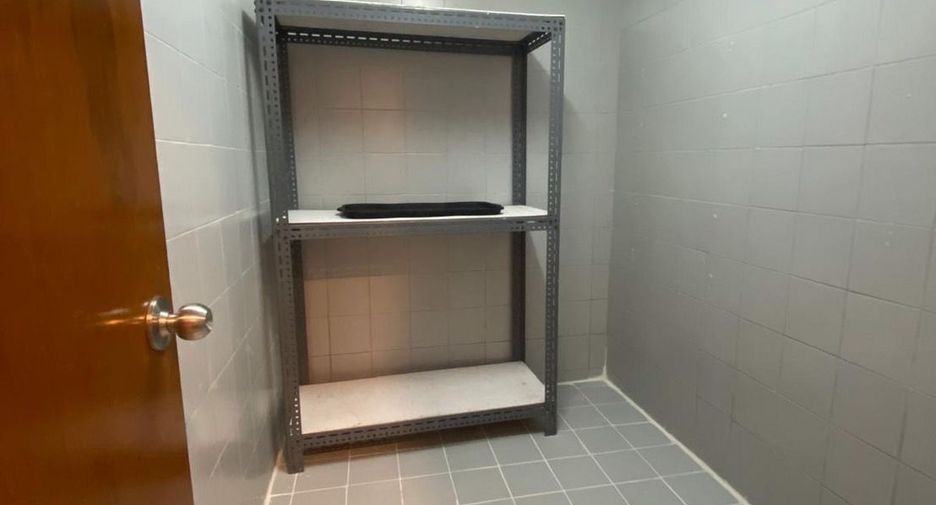 For rent 3 bedrooms serviced apartment in Khlong Toei, Bangkok