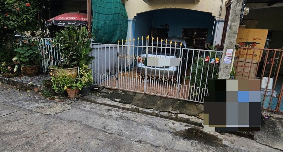 For sale 2 bed townhouse in Mueang Samut Sakhon, Samut Sakhon