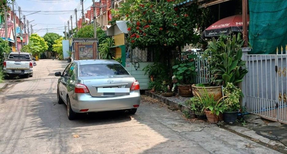 For sale 2 bed townhouse in Mueang Samut Sakhon, Samut Sakhon