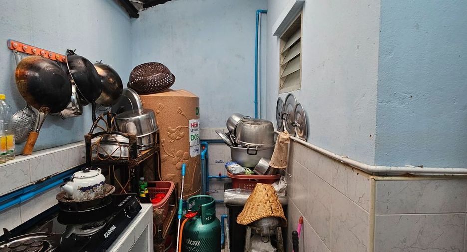 For sale 2 bed townhouse in Mueang Samut Sakhon, Samut Sakhon