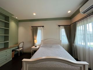 For sale 5 Beds house in Bang Kapi, Bangkok